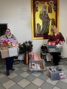 Lavinia Plöhn, Gemeindecaritas und Alexandra Hermeling (Kath. Fachstelle für Jugendarbeit), mit einigen der erfüllten Wunschsterne