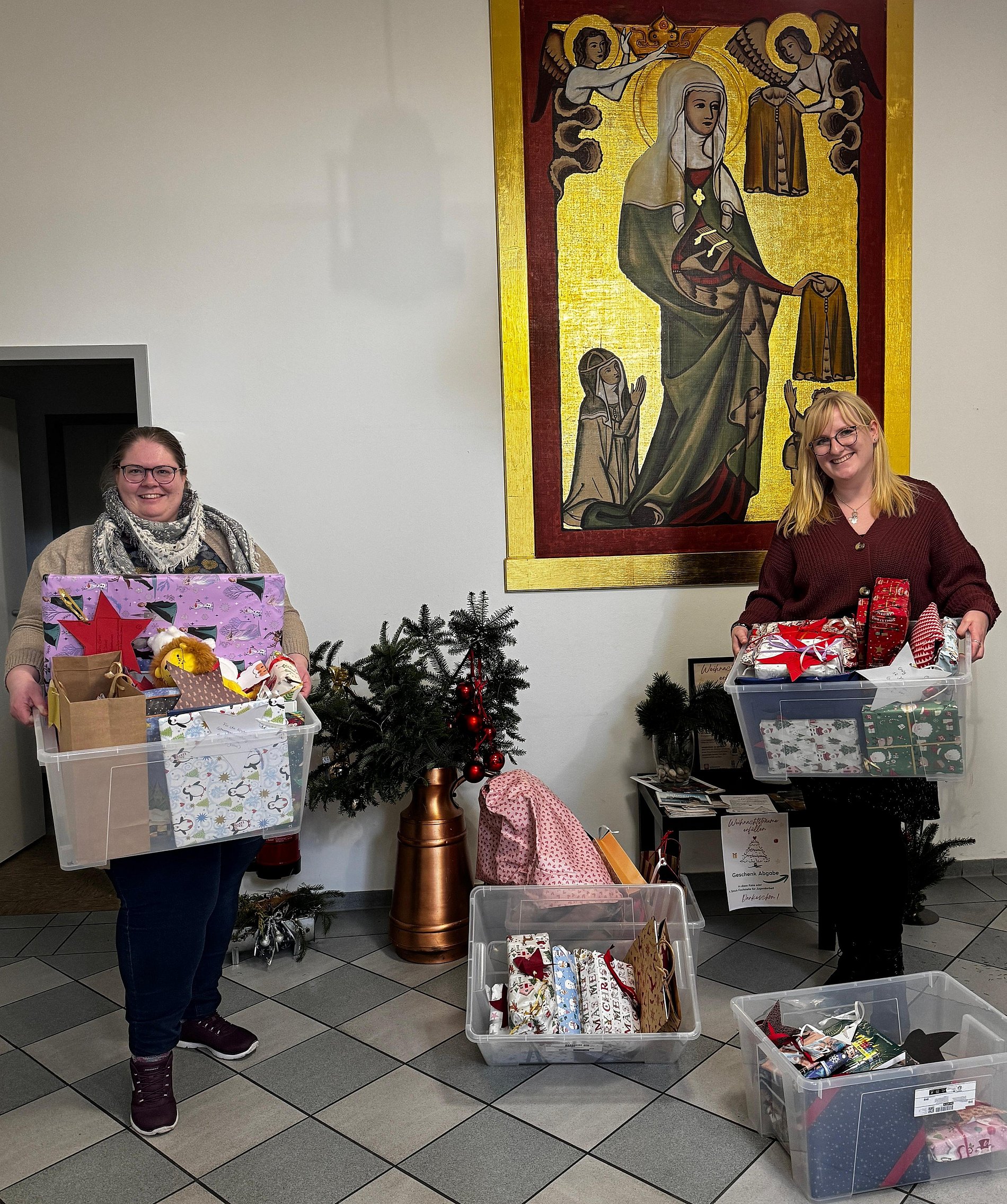 Lavinia Plöhn, Gemeindecaritas und Alexandra Hermeling (Kath. Fachstelle für Jugendarbeit), mit einigen der erfüllten Wunschsterne