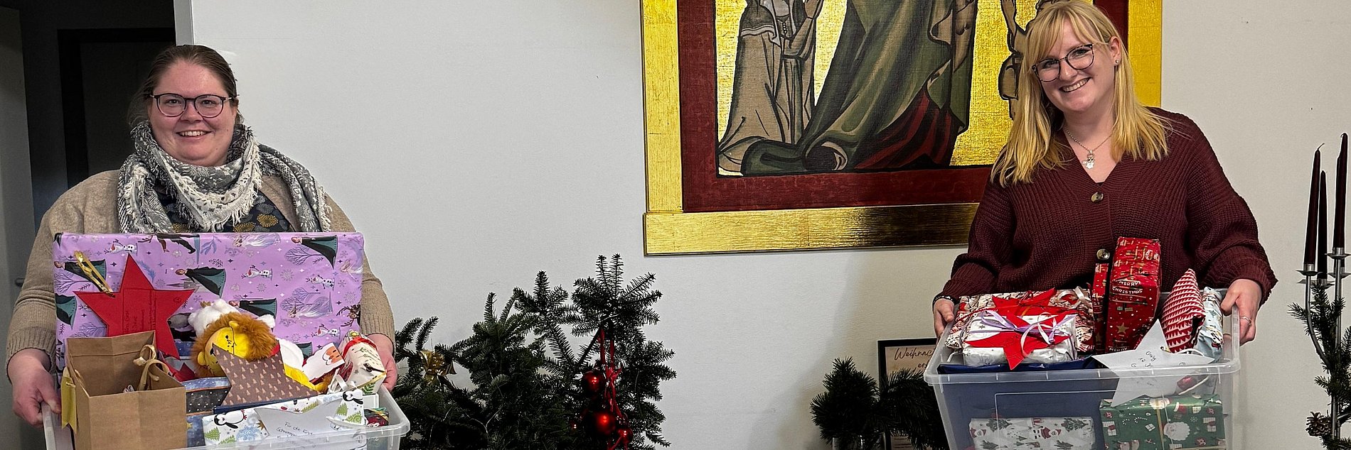 Lavinia Plöhn, Gemeindecaritas und Alexandra Hermeling (Kath. Fachstelle für Jugendarbeit), mit einigen der erfüllten Wunschsterne